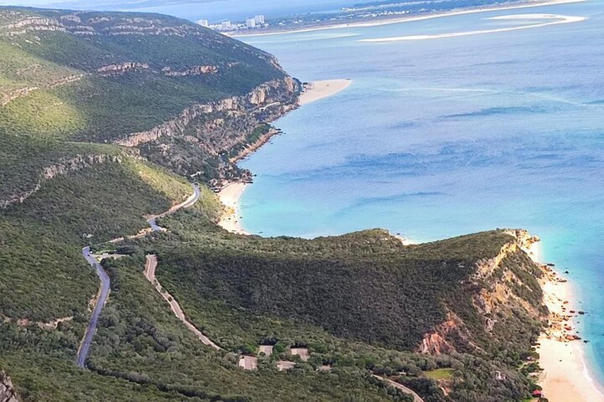 מבט אווירי על חוף הים והאוקיינוס