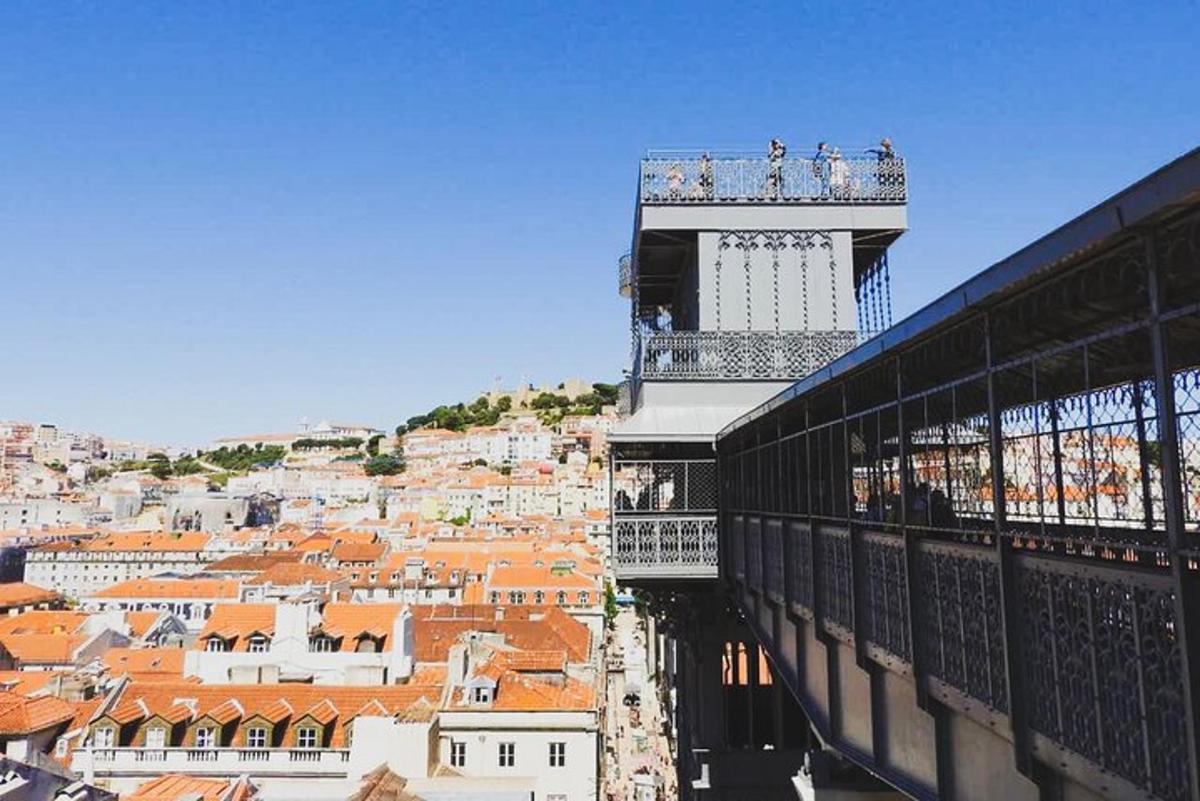 una vista di una città dalla cima di un edificio