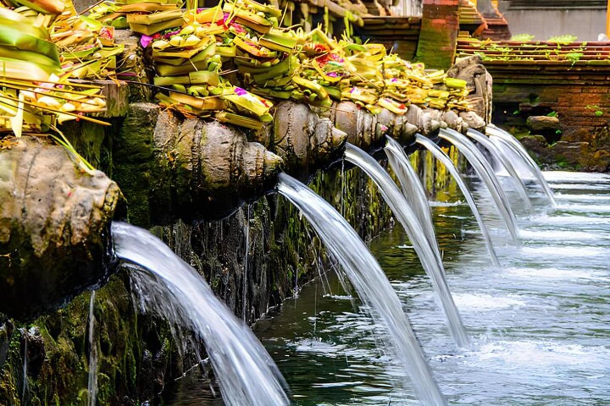 deretan air pancut dengan pisang di atasnya