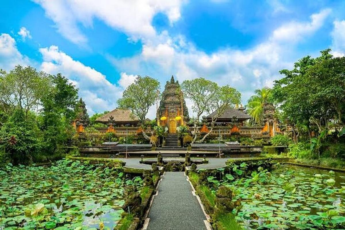 sebuah kuil dengan pad lily di hadapannya
