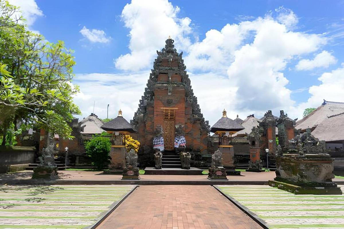 sebuah bangunan dengan menara jam di halaman