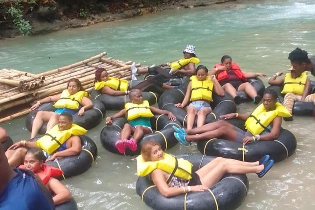Un grupo de niños viajan en balsas en el agua.