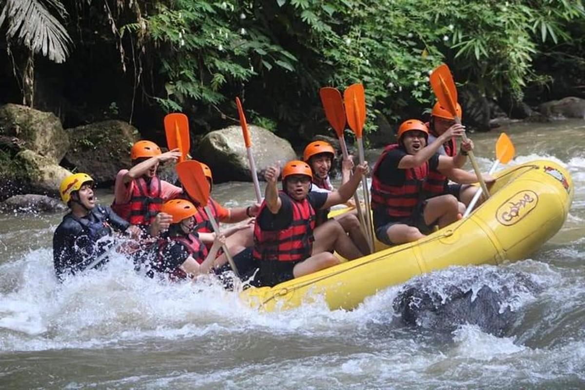 eine Gruppe von Menschen in einem Floß auf einem Fluss