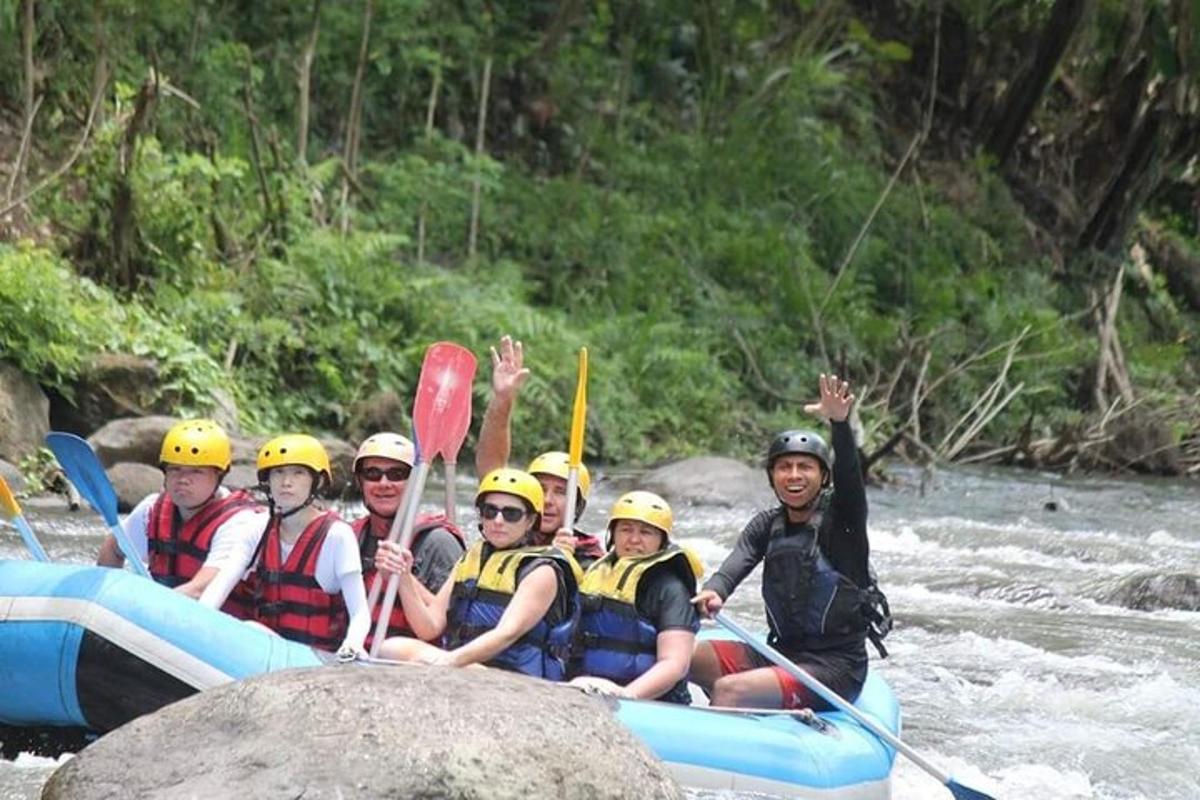 un gruppo di persone su una zattera su un fiume