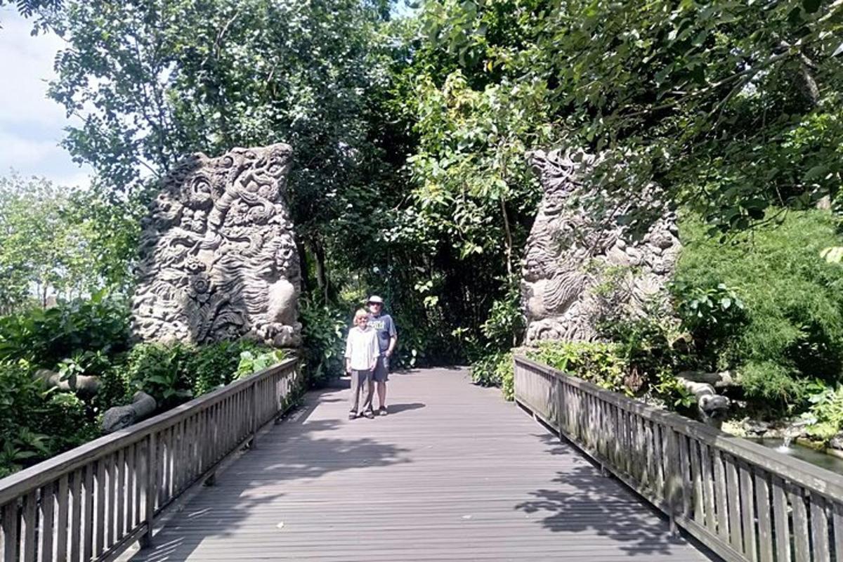 un uomo e una donna che camminano su un ponte