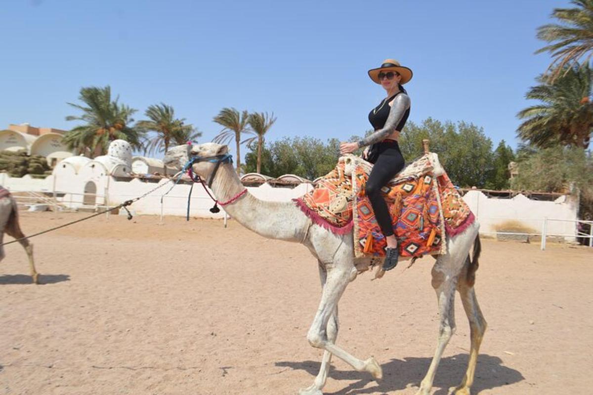 una dona muntada en un camell al desert