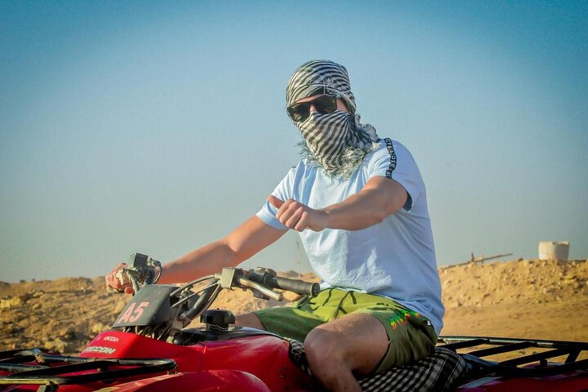 un home amb un mocador assegut en una motocicleta