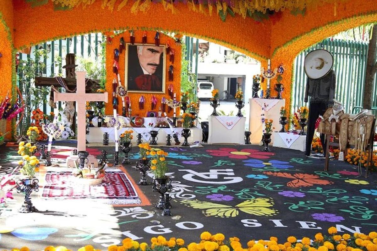 Un altar de la iglesia con una cruz y una crucifixión