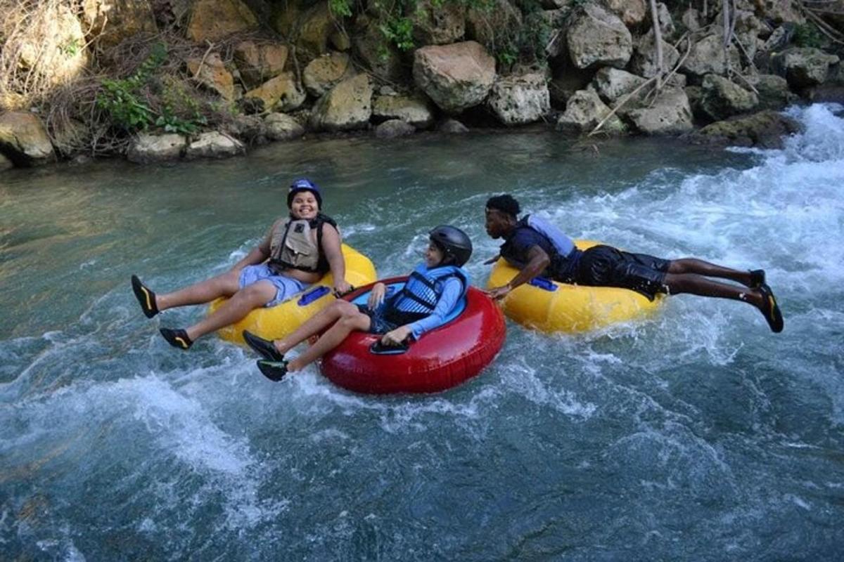tres persones que viatgen en una bassa en un riu