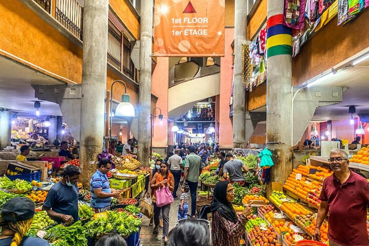 sekumpulan orang di pasar dengan buah-buahan dan sayur-sayuran