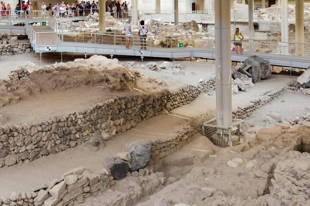 egy épülő épület, háttérben sziklákkal és emberekkel