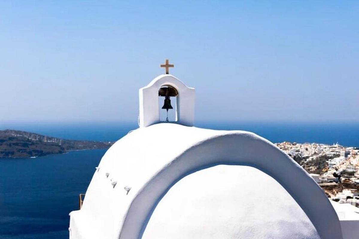 Una capilla blanca con una cruz encima.