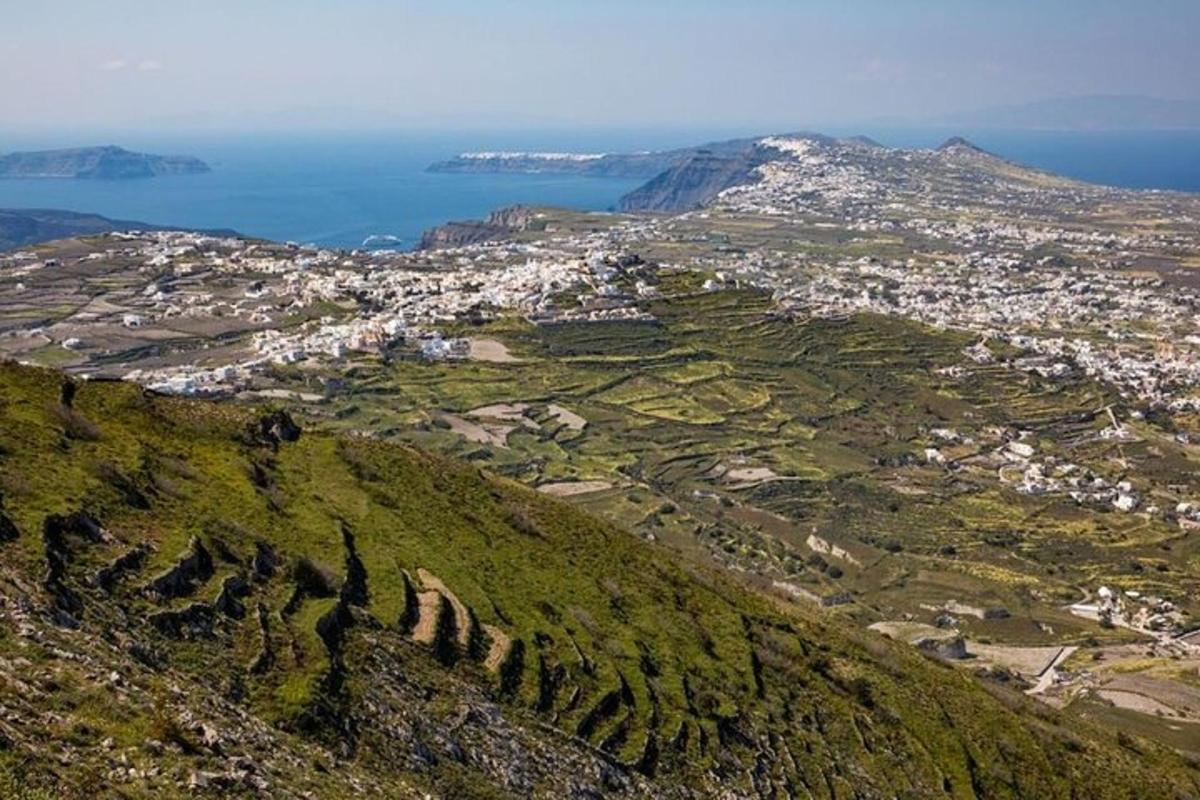 una vista aérea de una ciudad en una montaña