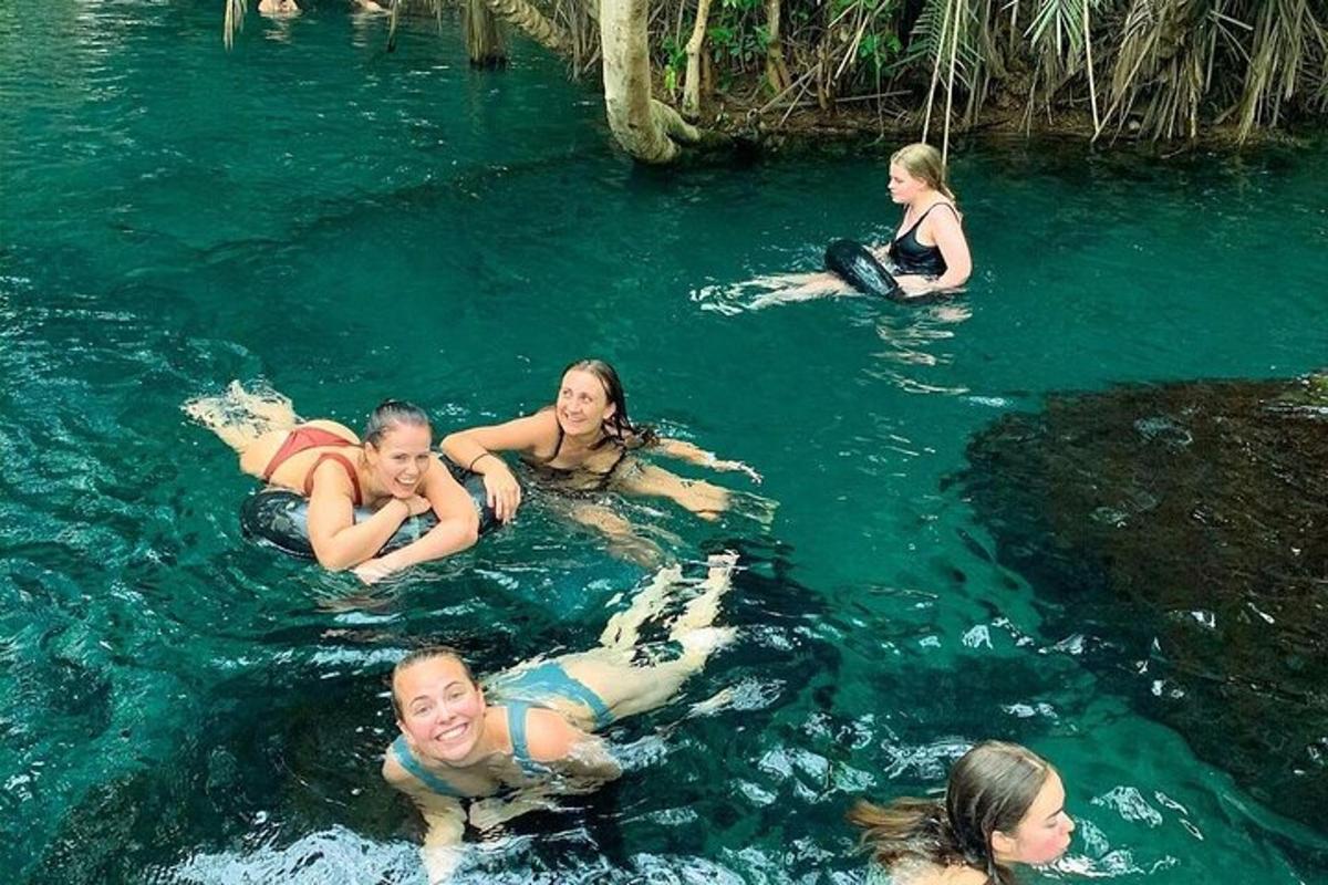 skupina lidí plavajících ve vodě