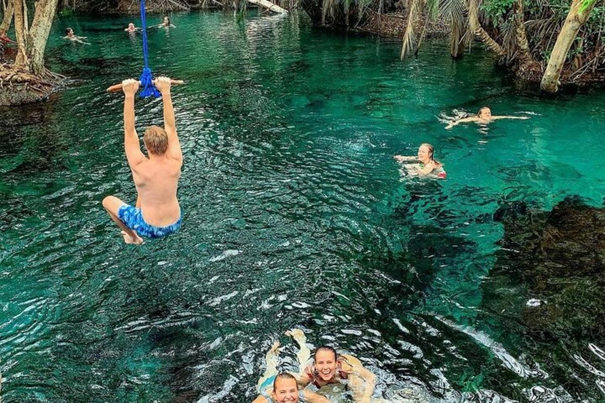 skupina lidí plavajících ve vodě
