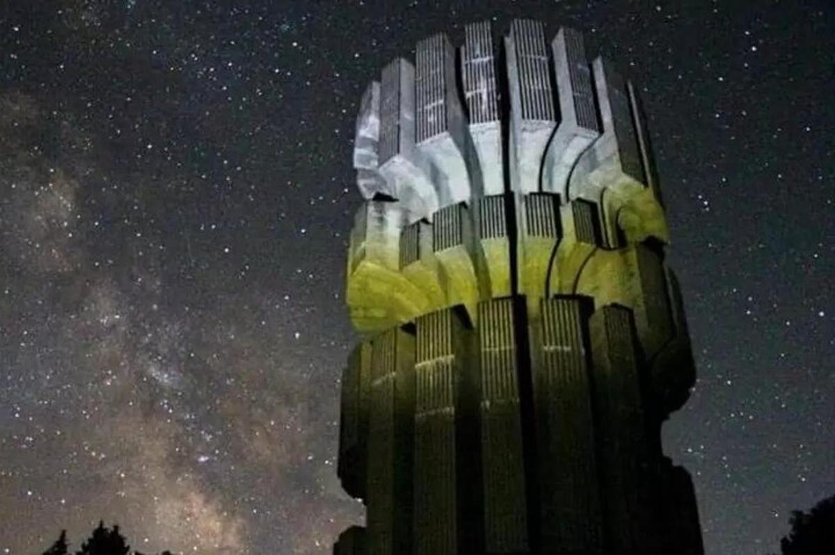 a statue in the middle of the night with the stars