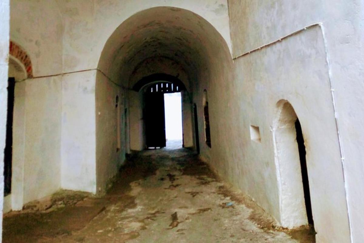 prázdna chodba v starej budove s tunelom