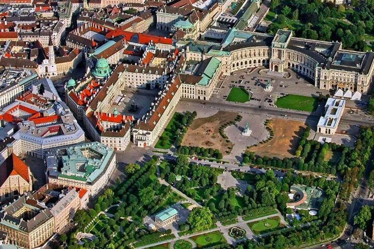 eine Draufsicht auf eine Stadt mit Gebäuden und Bäumen