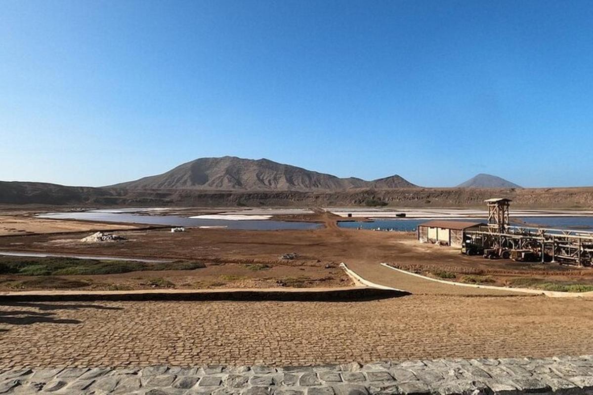 uma vista de um deserto com um corpo de água