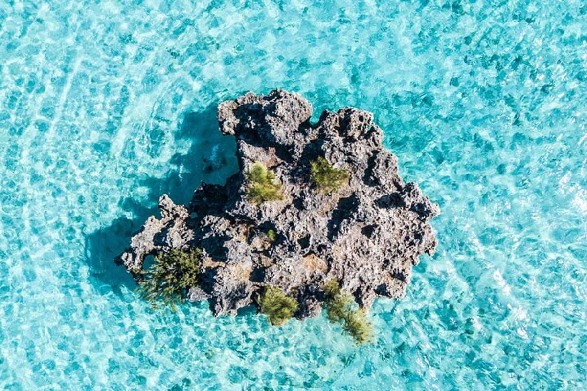 una formació rocosa al mig de l'oceà