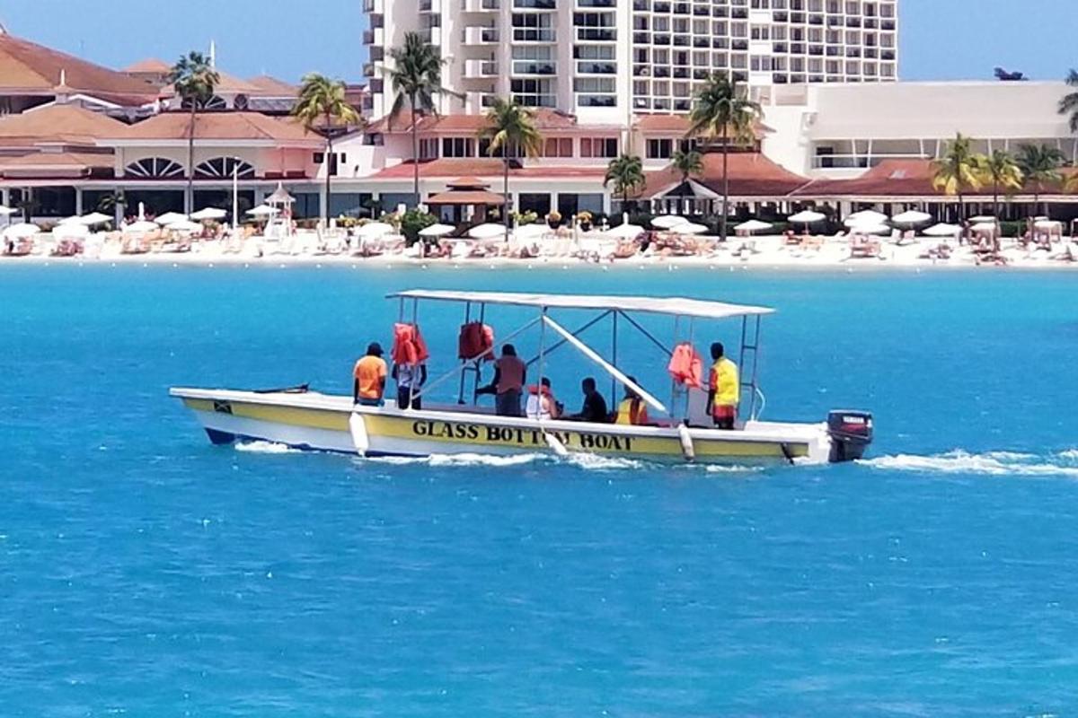 um grupo de pessoas em um barco na água