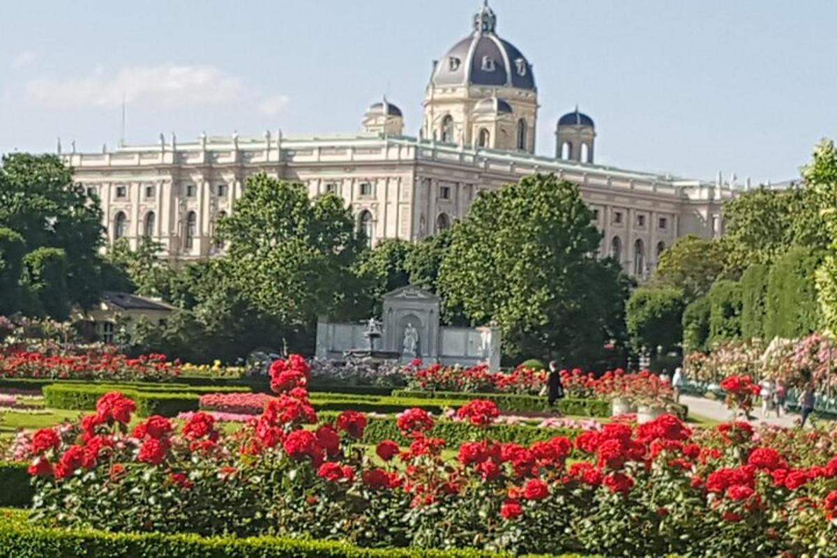 budova se zahradou s květinami před ní
