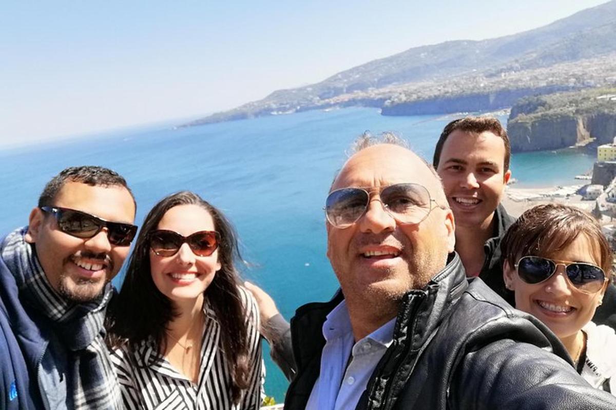 grupp inimesi poseerib pildi jaoks ookeani ees