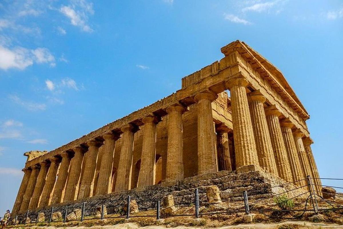 un grande edificio con colonne in cima