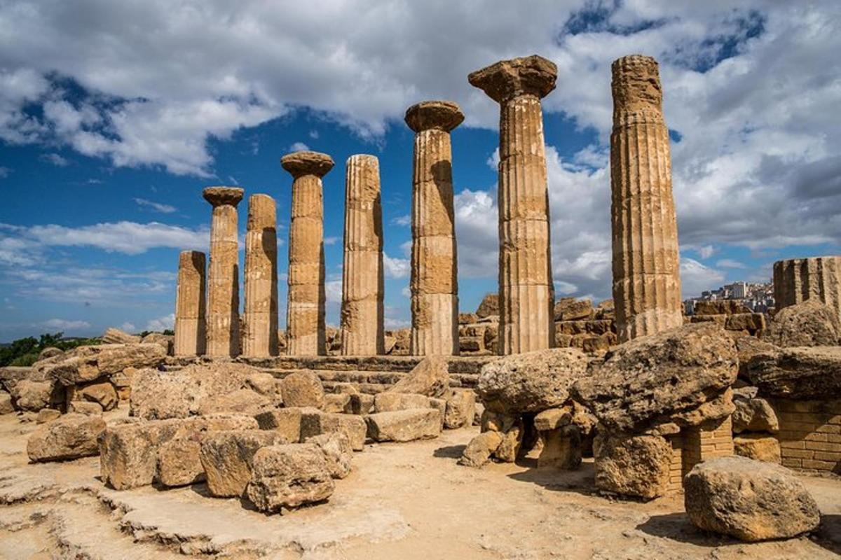 Un grupo de columnas antiguas en un campo con rocas.