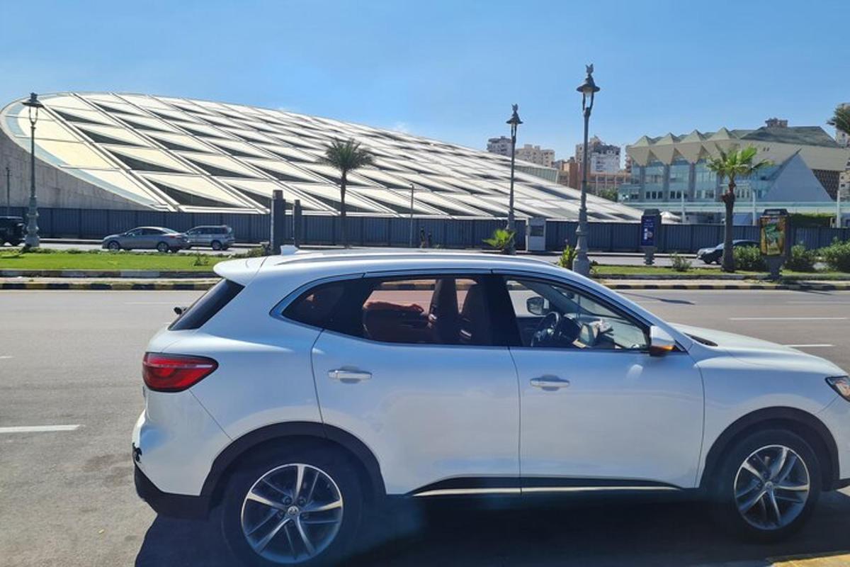 bílé auto je zaparkované na parkovišti