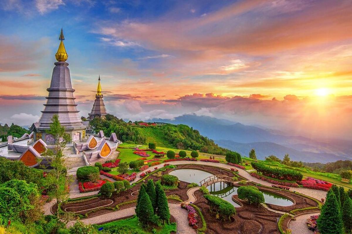 Pagoda a most v zahradě při západu slunce