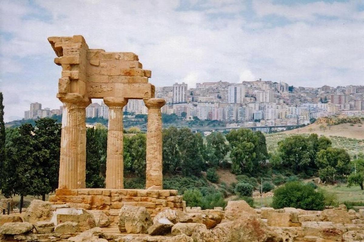ένα μνημείο με μια πόλη στο βάθος