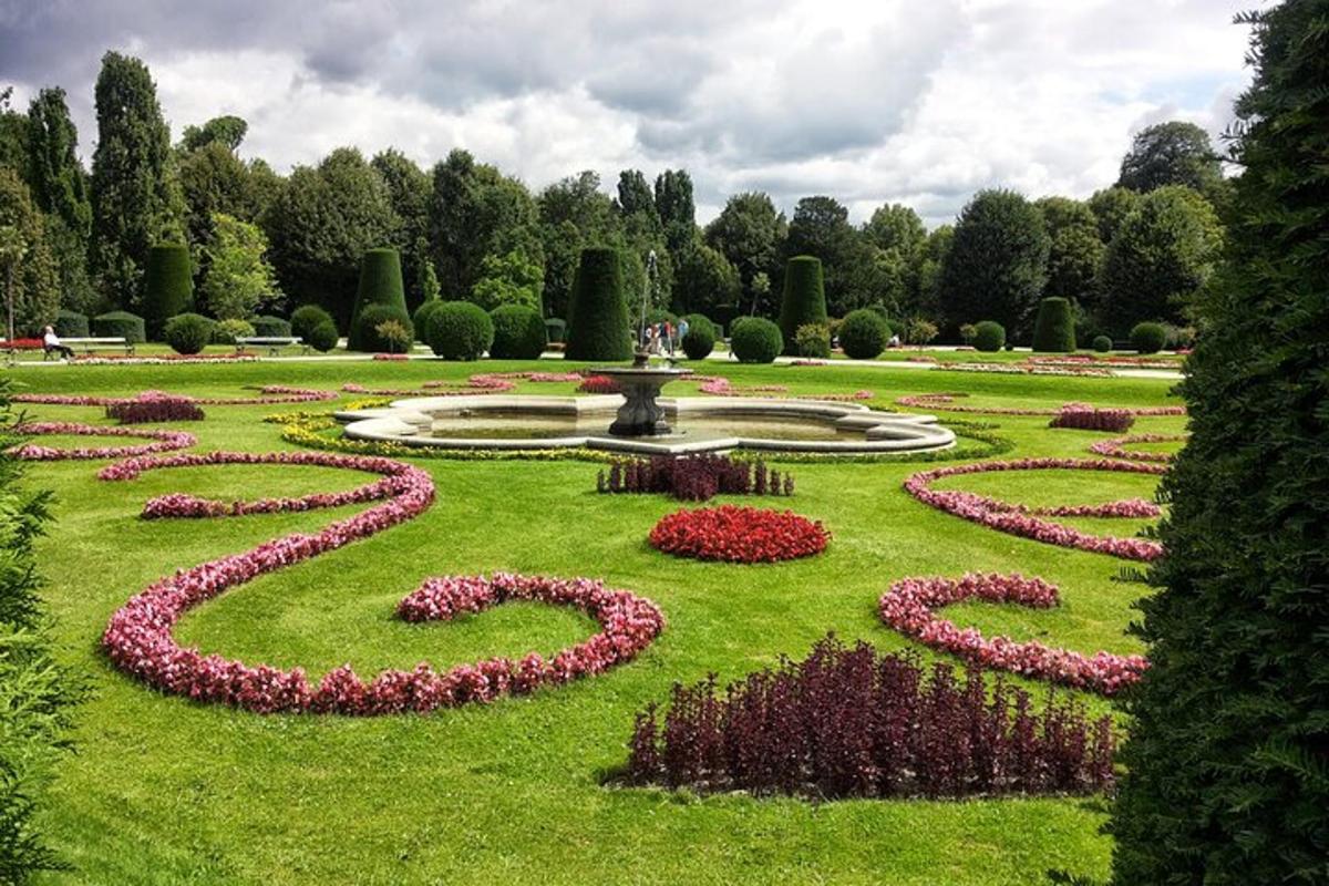 taman dengan air pancut dan bunga di rumput