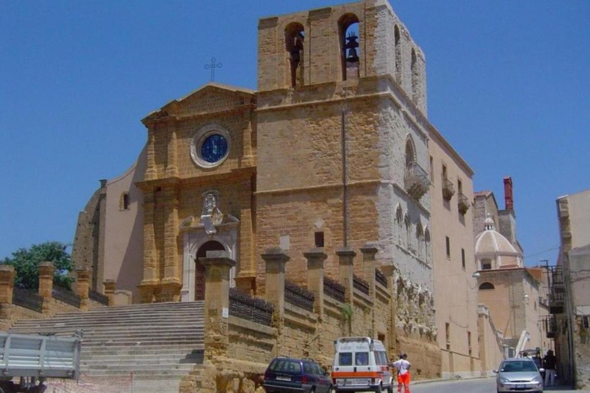 ένα κτίριο με ένα ρολόι στο πλάι του