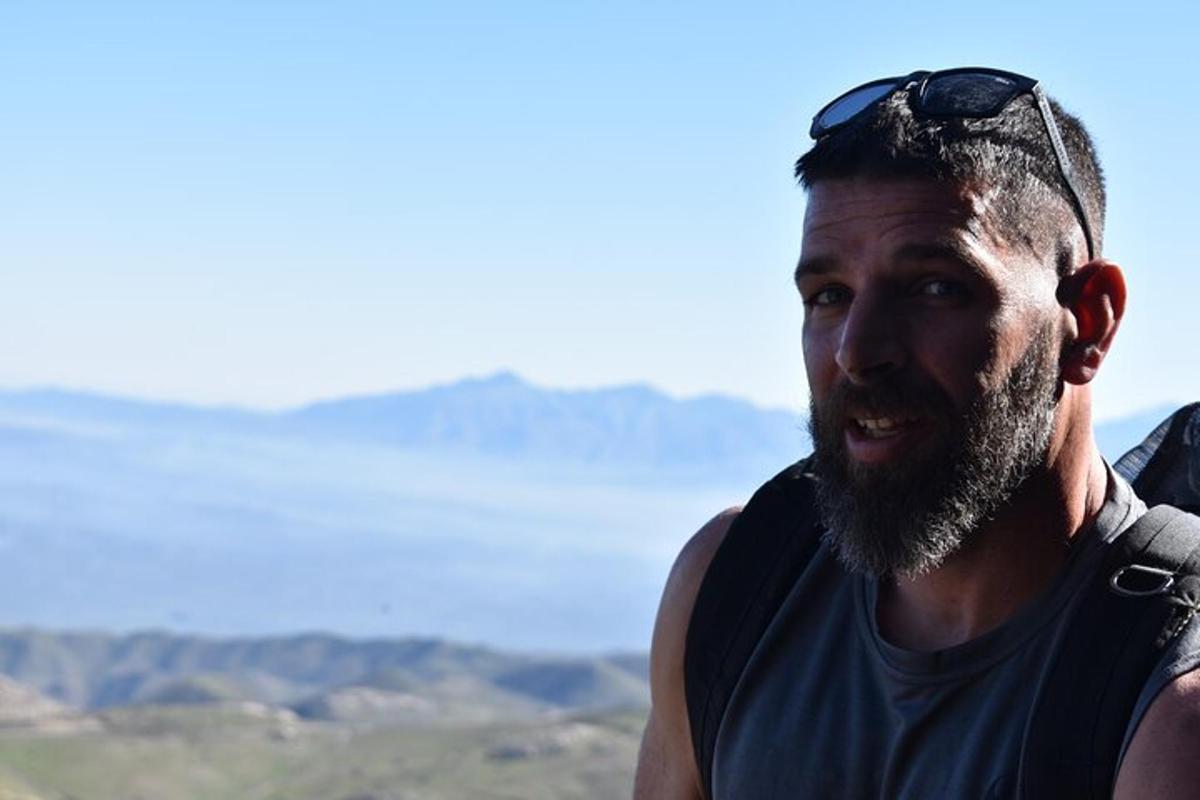 ένας άντρας με γυαλιά ηλίου στο κεφάλι του