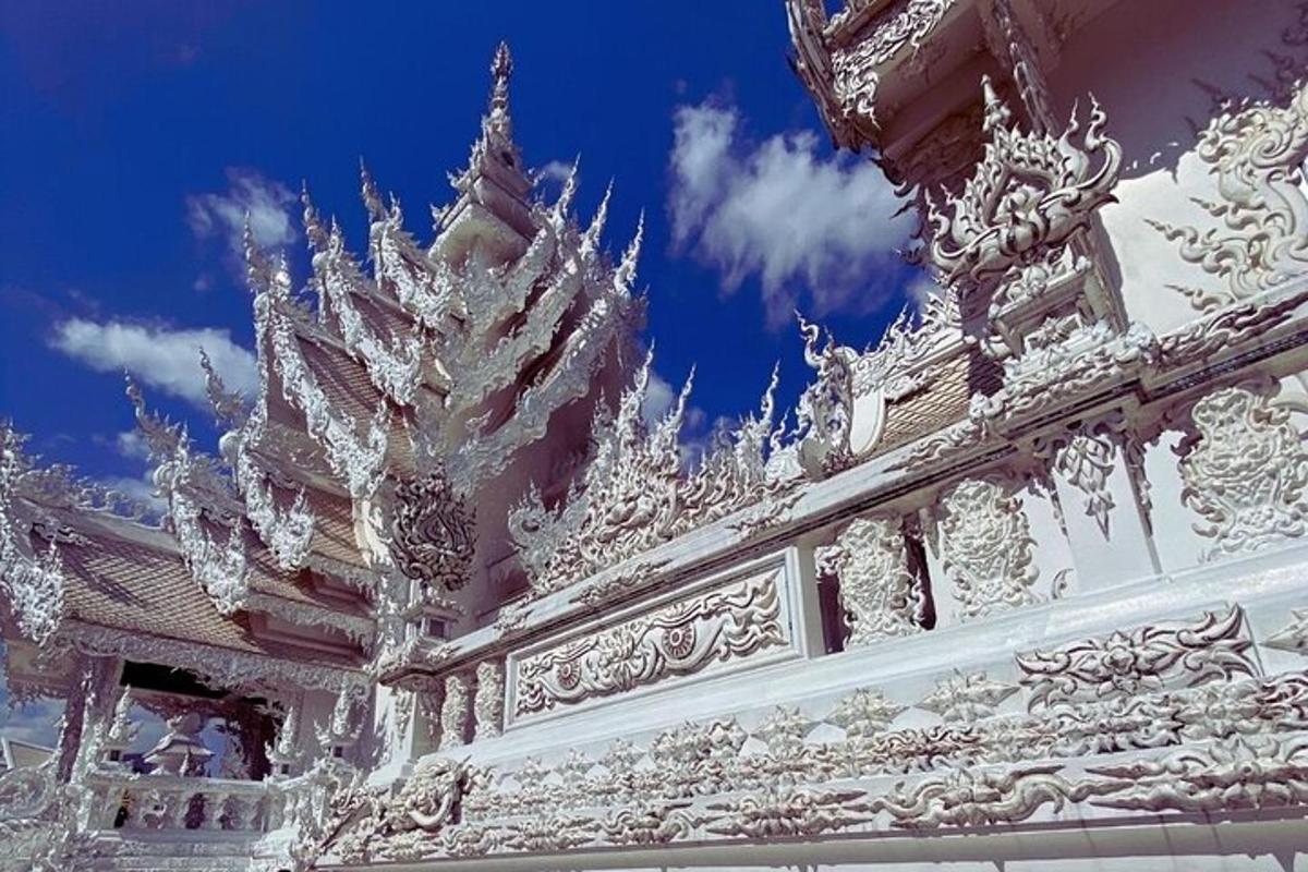 valge tempel sinise taevaga taustal