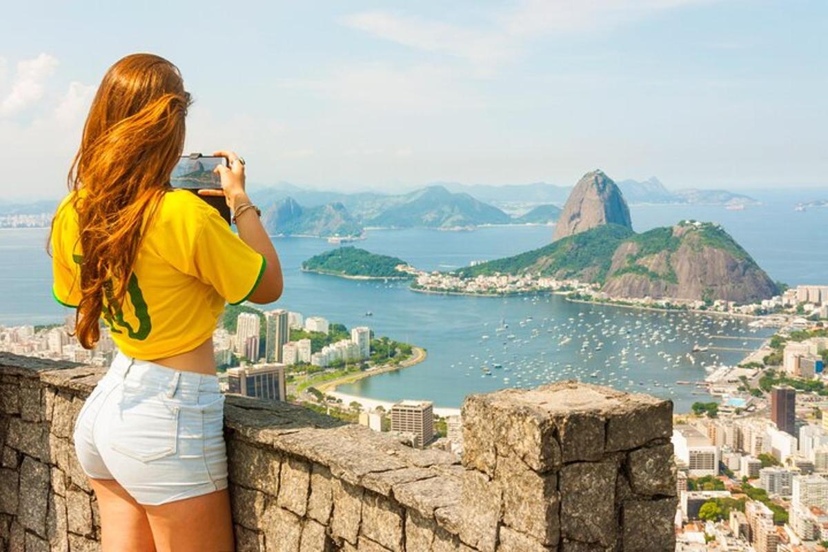 una dona fent una foto de la vista de la muntanya