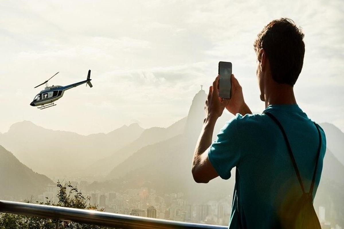 un home fent una foto d'un helicòpter