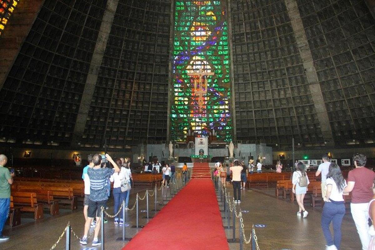 egy csoport ember áll egy templomban, vörös szőnyeggel letakarva