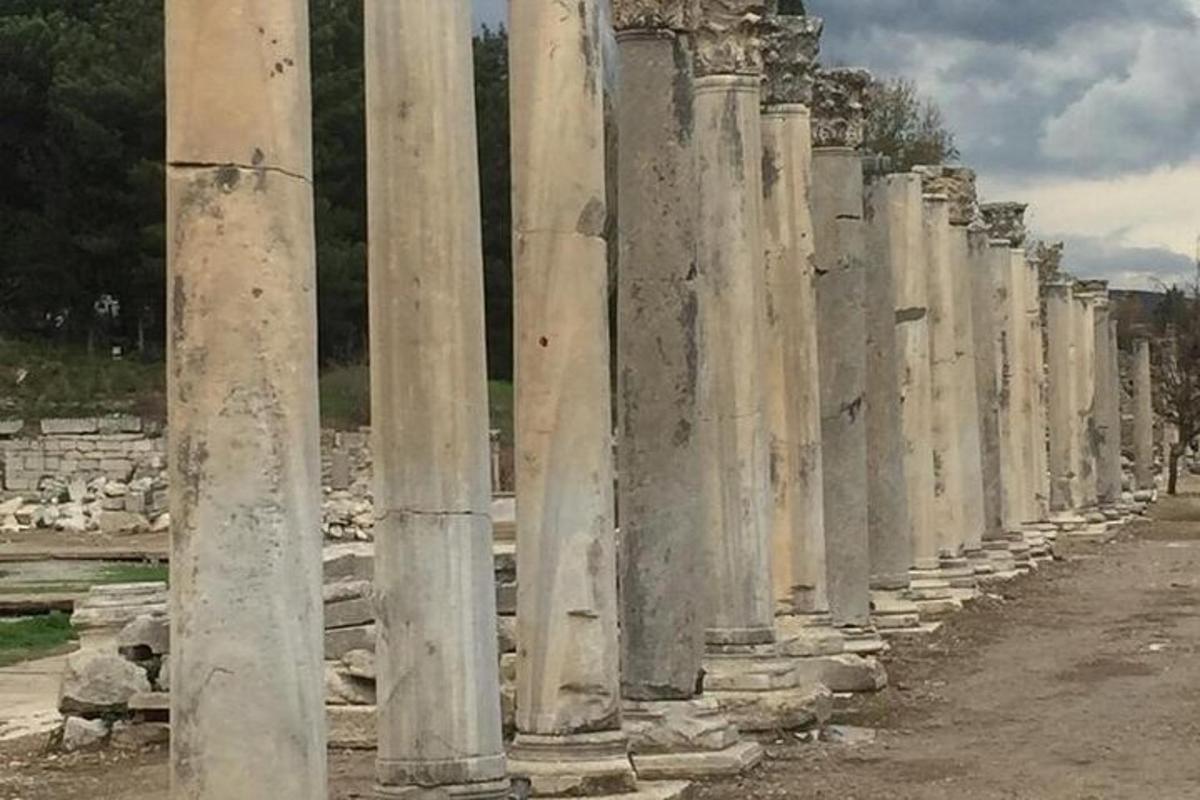 μια σειρά από στήλες παραταγμένες στην άκρη ενός δρόμου