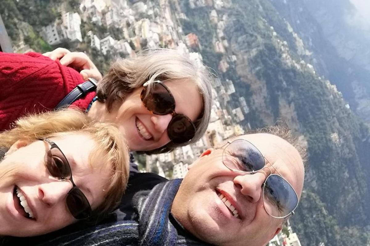 un grupo de personas de pie en la cima de una montaña