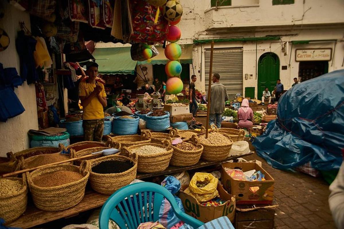 Un mercado con cestas y gente en una calle.