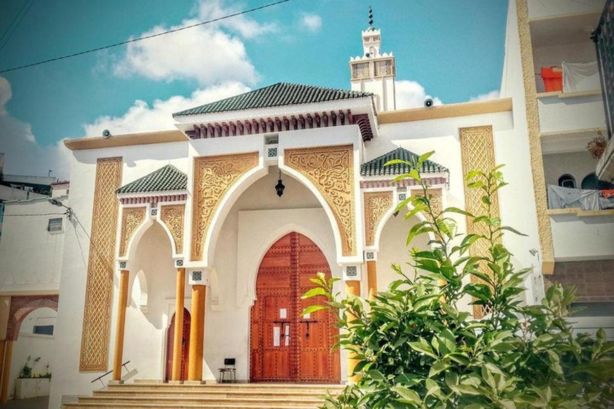 una casa blanca con una puerta roja y escaleras