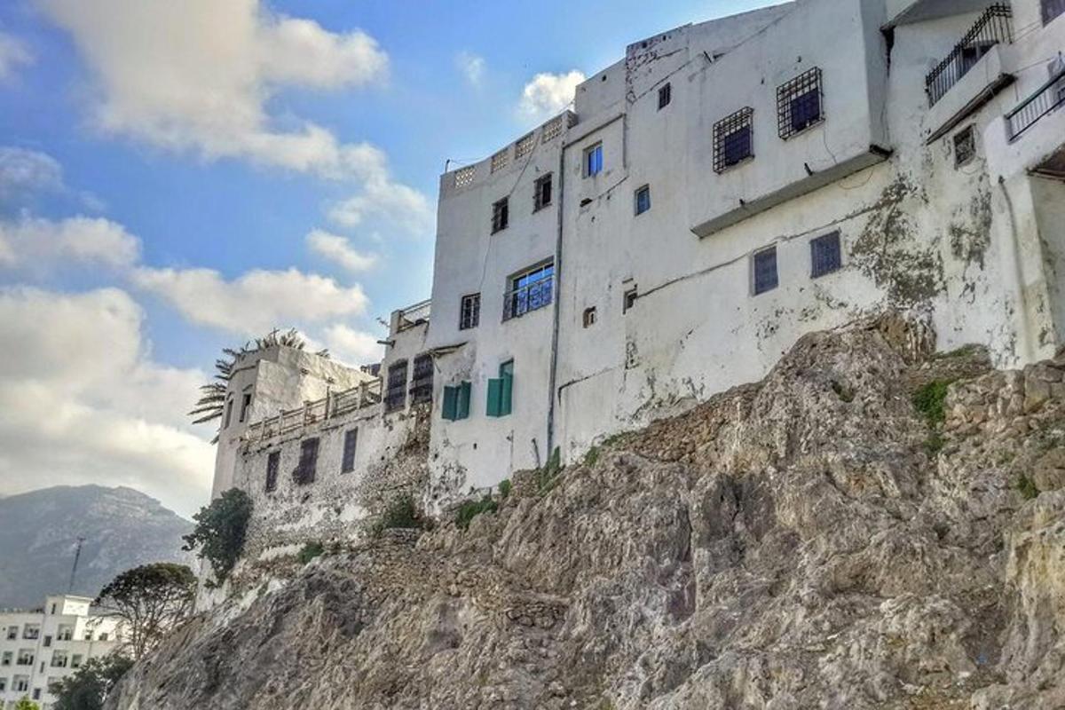 un edificio sul fianco di una montagna