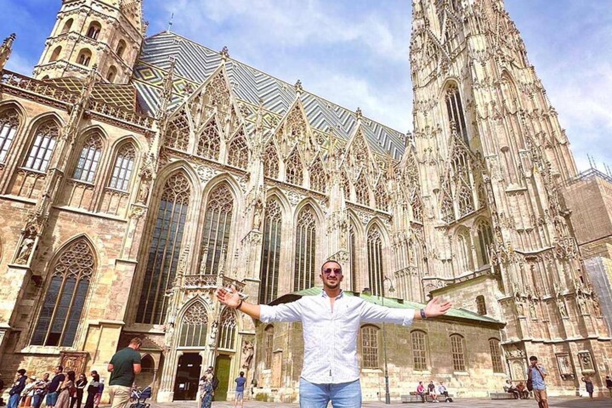 čovjek stoji ispred velike katedrale