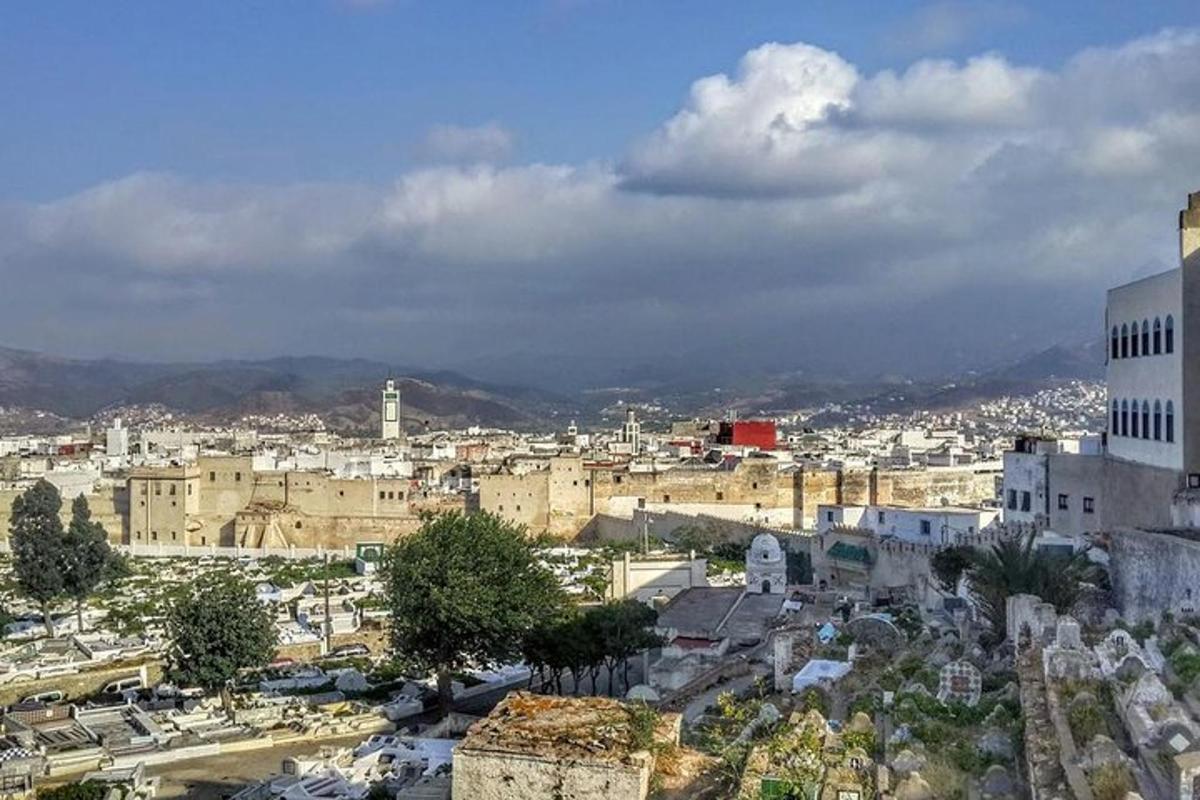 un paisatge urbà d'una ciutat amb edificis i muntanyes