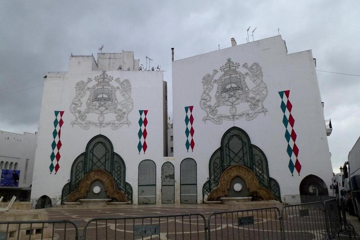 Un edificio blanco con banderas a los lados.