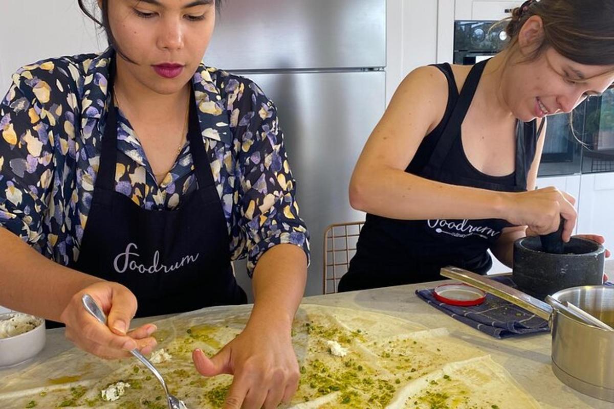 zwei Frauen stehen in einer Küche und bereiten Essen vor