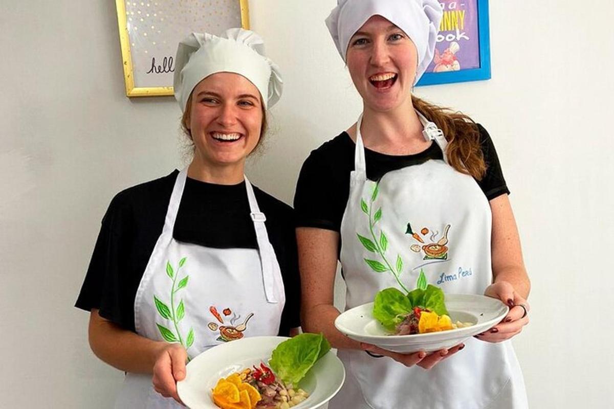 due donne che indossano grembiuli e tengono piatti di cibo