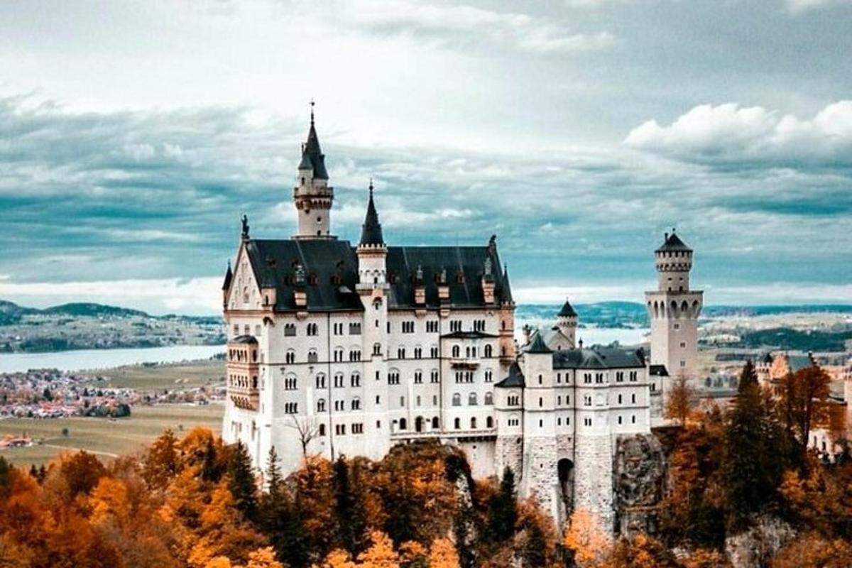 un gran castillo en la cima de una montaña